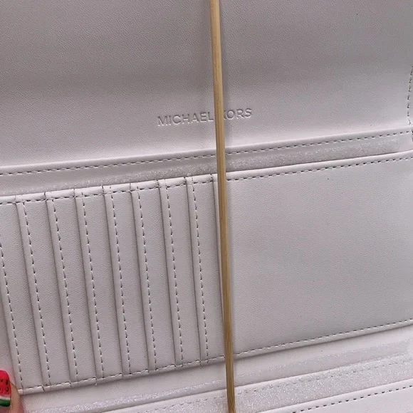 MICHAEL KORS JET SET TRAVEL 
LARGE TRIFOLD NON-LEATHER VEGAN 
WALLET
OPTI… - Picture 10 of 15